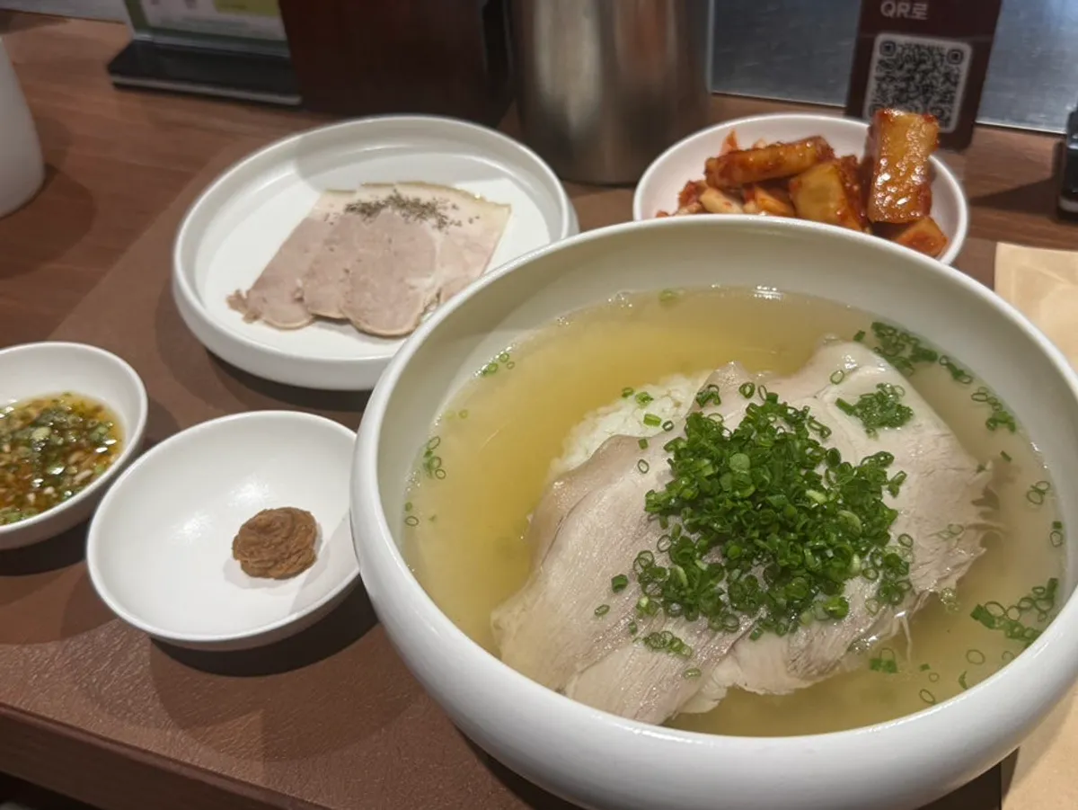 월하동 맑은 곰탕과 반찬 전체 상차림