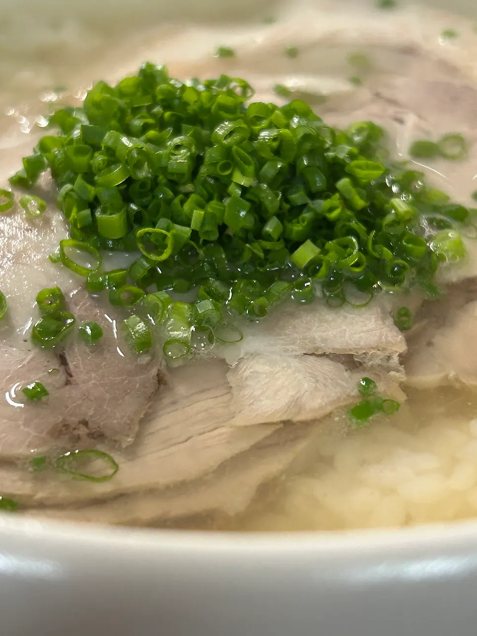 Plate showing the grain of the cold jeyuk meat
