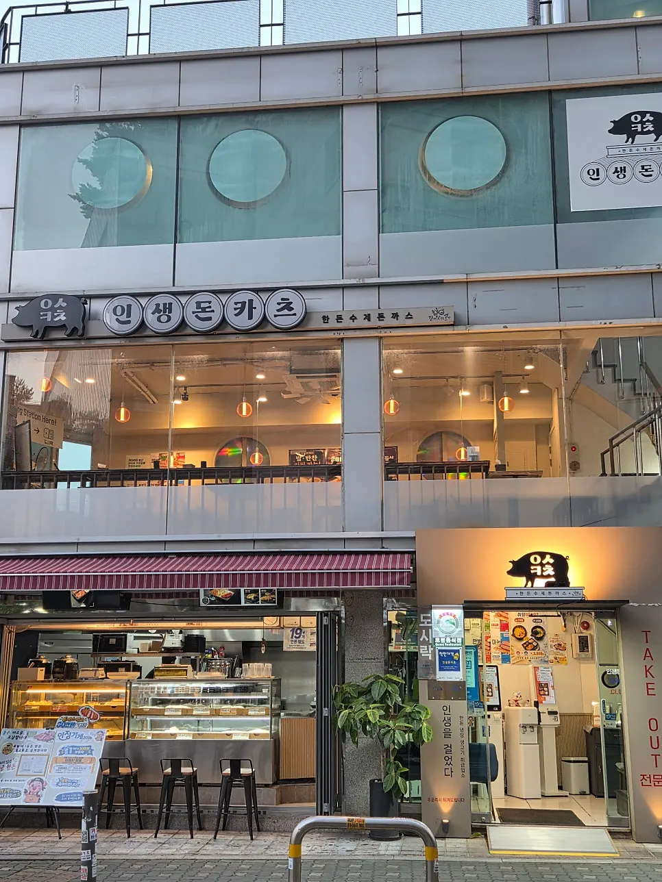 Entrance of the building used entirely as the tonkatsu restaurant