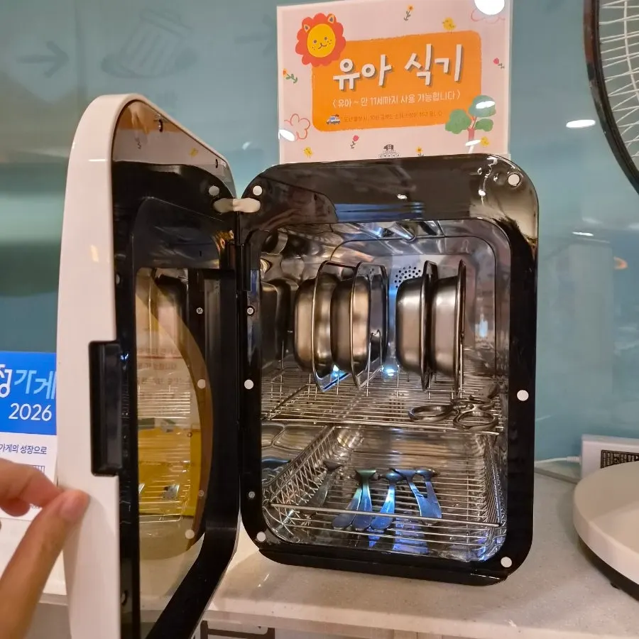 테이블 간격이 넓은 2층 식사 공간