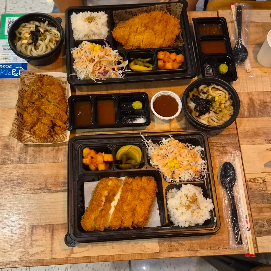 2인 주문한 돈카츠 도시락과 우동 한 상