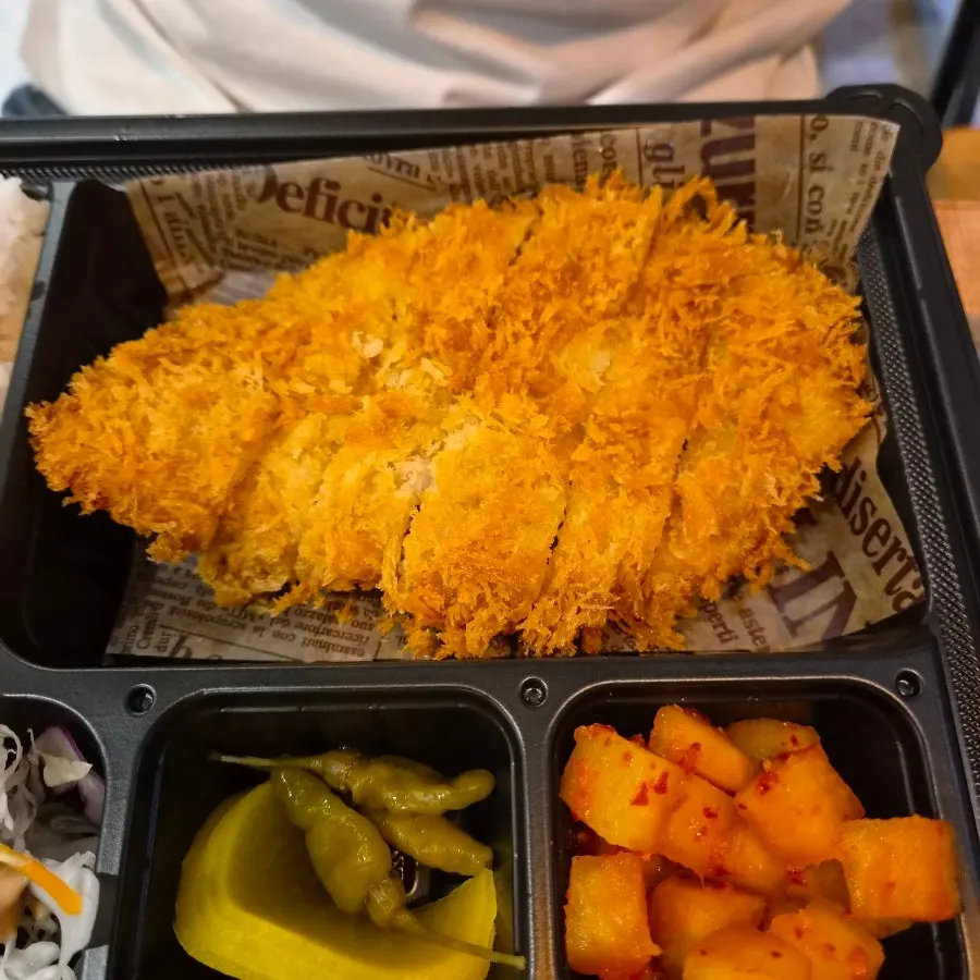 유부가 들어간 온우동과 안심돈까스