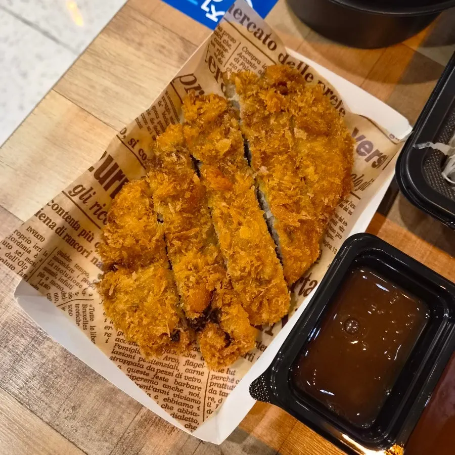 단품으로 주문한 멘치까스 접시