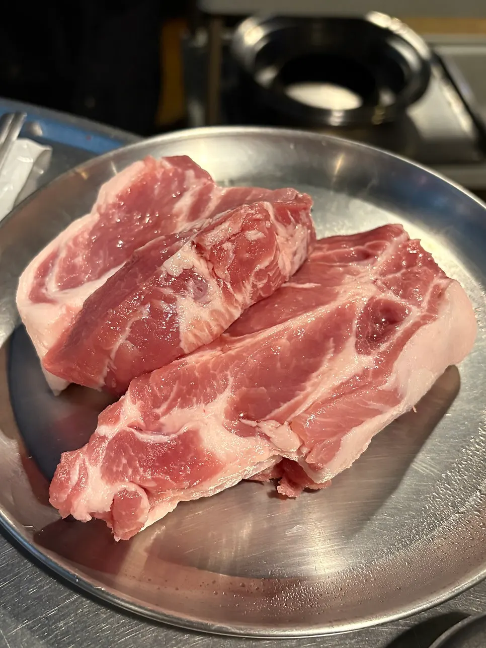 불판 위에서 구워지는 목살