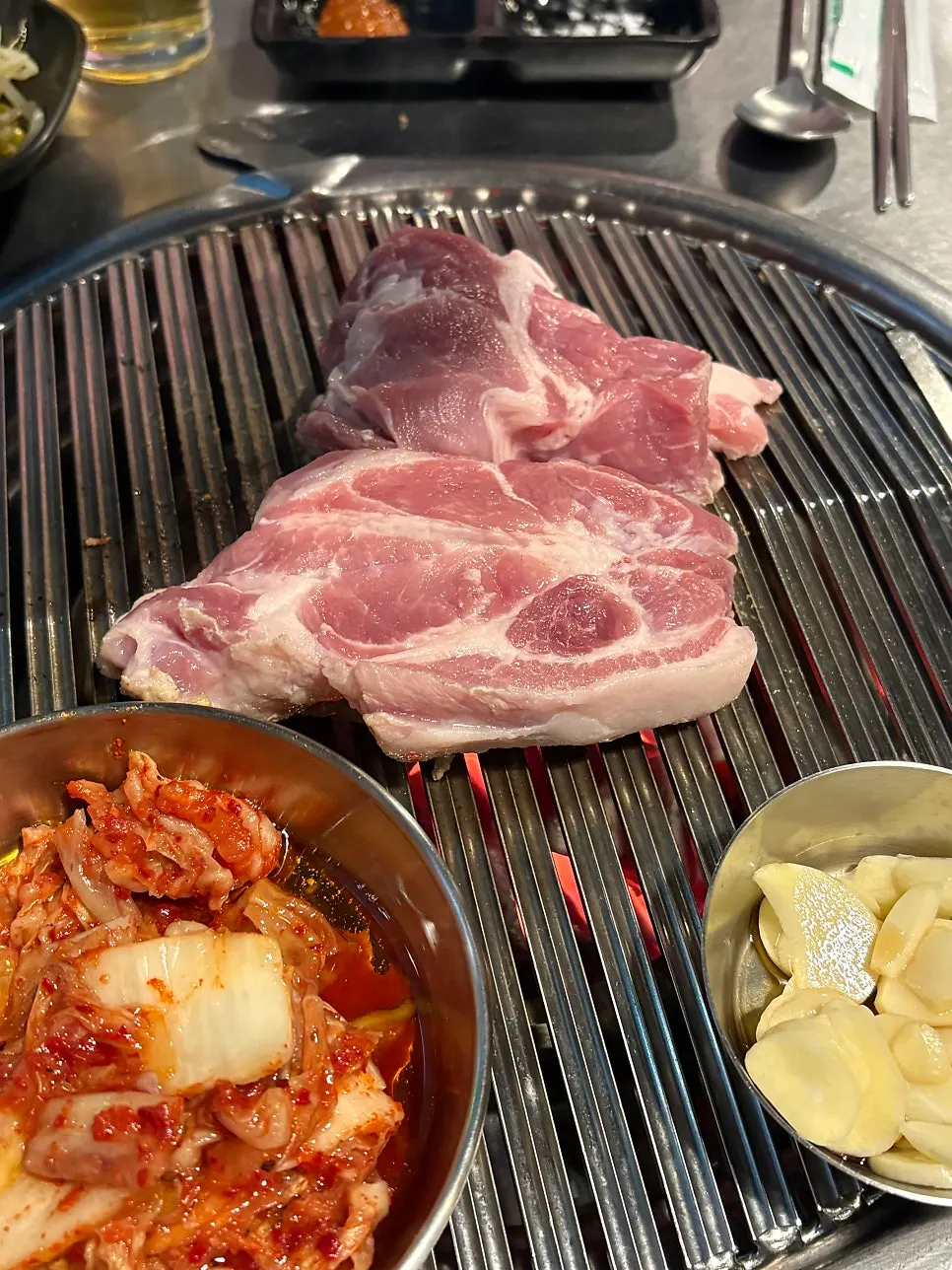 직원이 직접 구워주는 목살 굽기