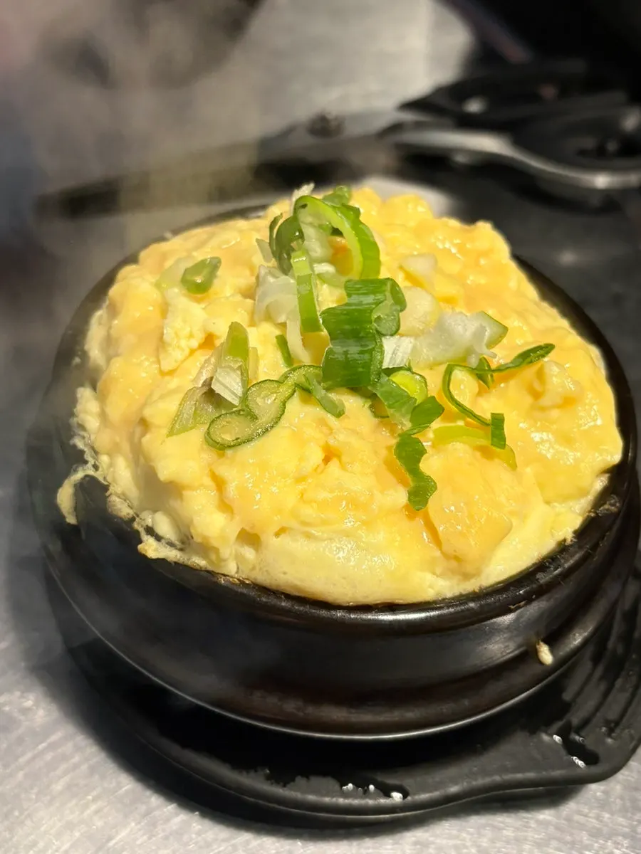 다 구워져 접시에 담긴 고기