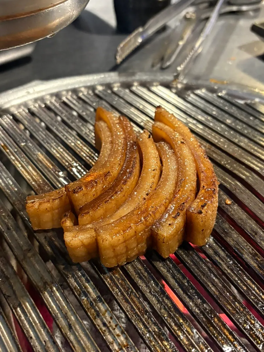 껍데기와 함께 차려진 테이블