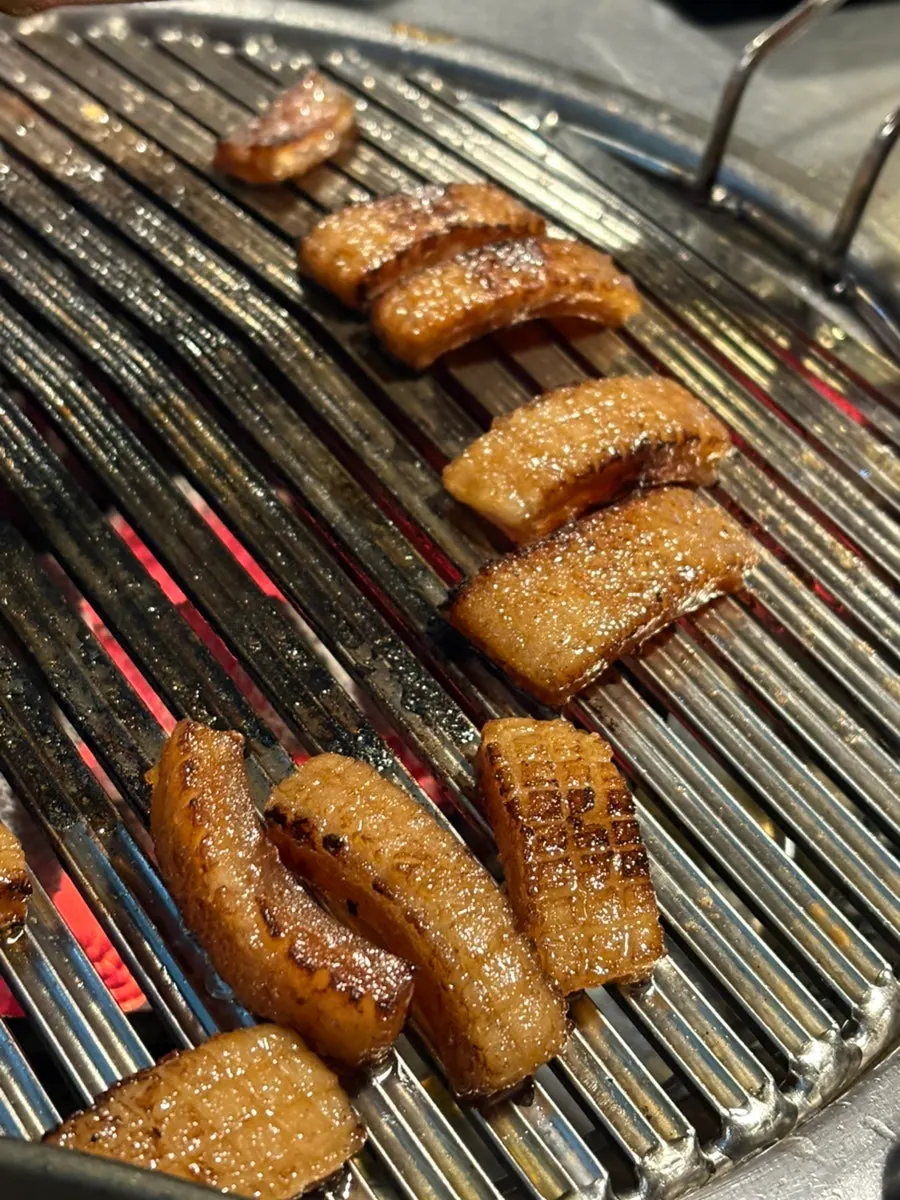 먹기 좋게 잘린 껍데기 한 점