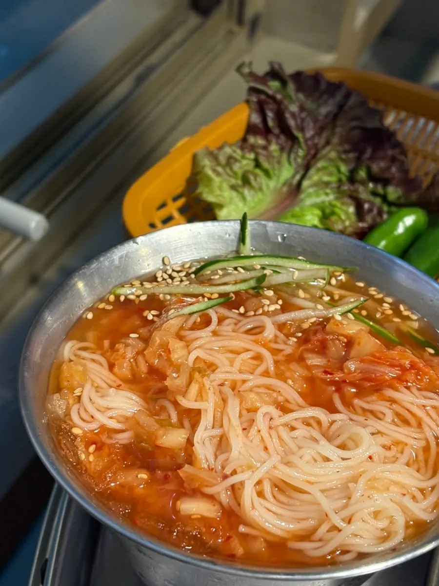 마무리로 주문한 김치말이국수