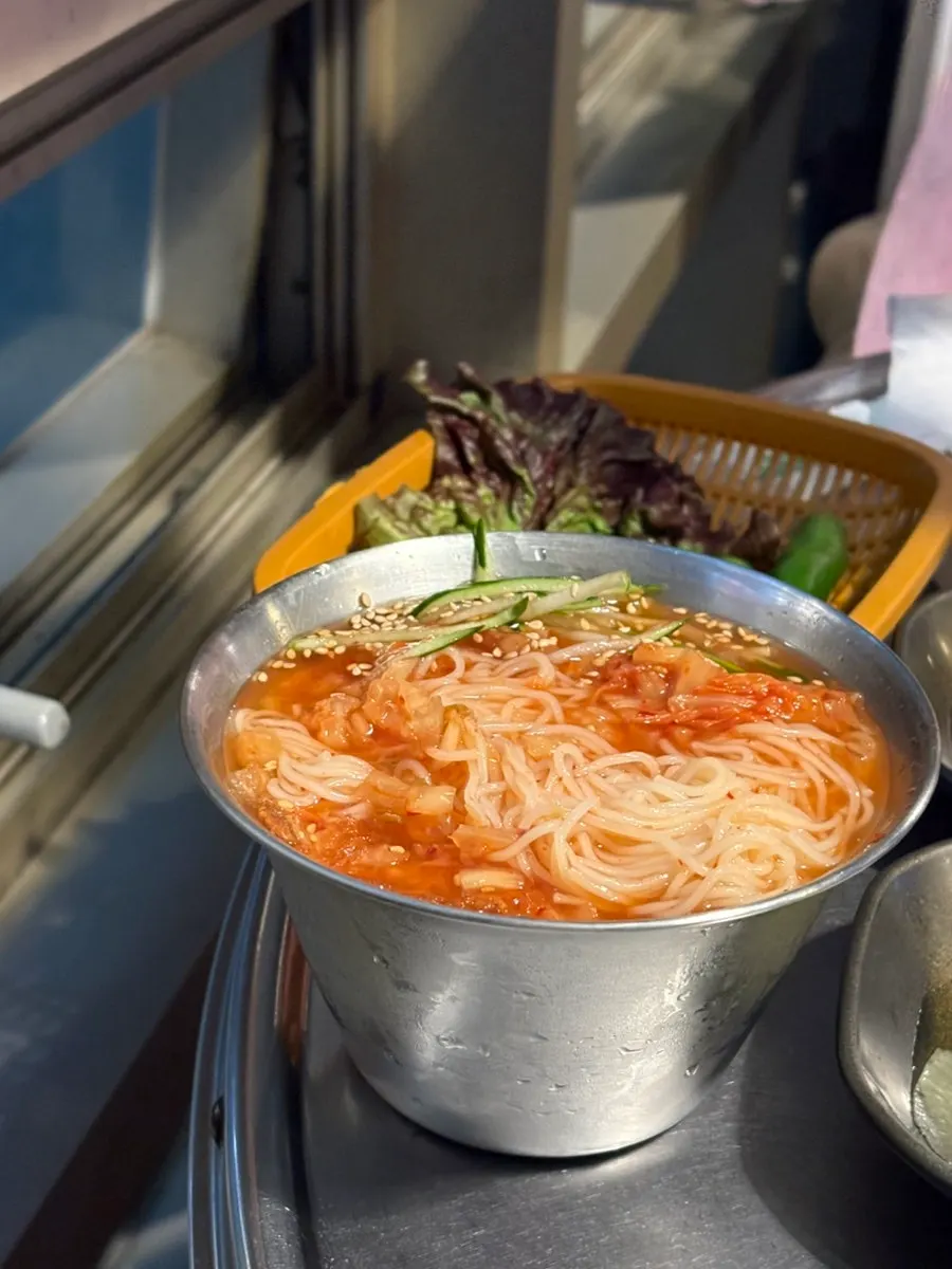 시원한 김치말이국수 한 젓가락
