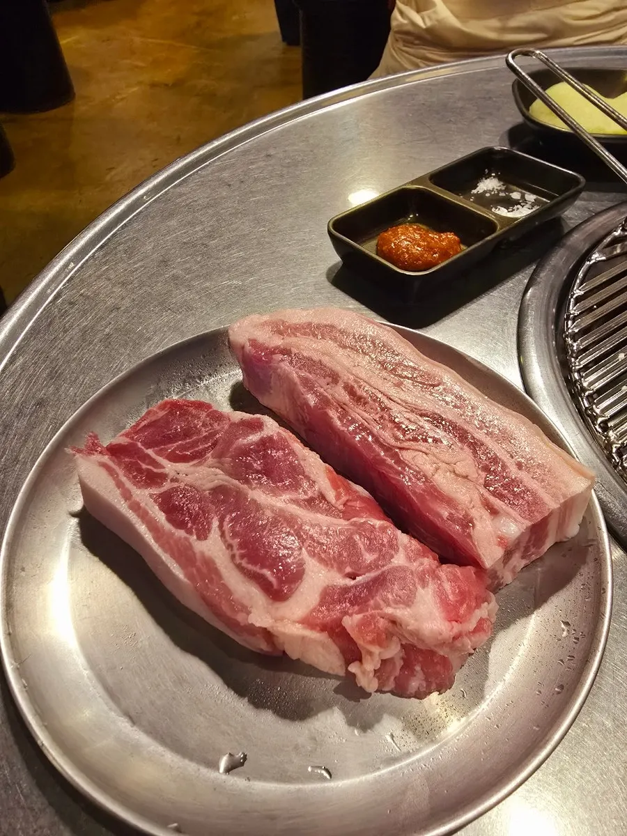 Thickly sliced raw tongmokssal (pork neck)