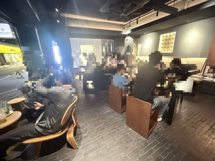 저녁 시간 이리데센트 매장 풍경