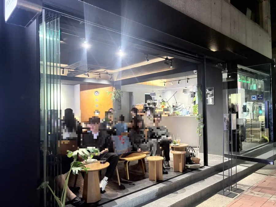 손님으로 붐비는 성수 이리데센트 저녁 매장