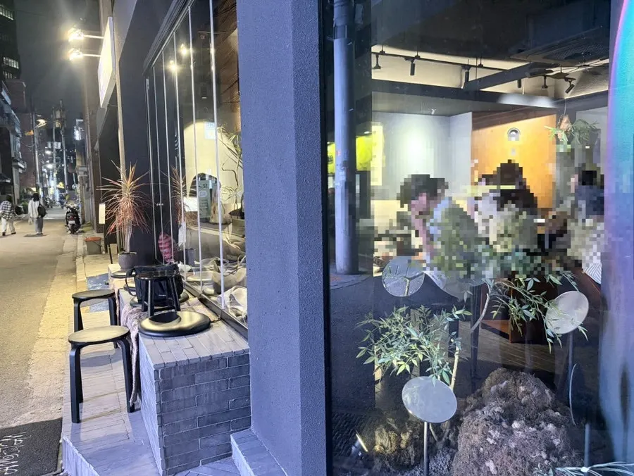 이리데센트 매장 안쪽 좌석