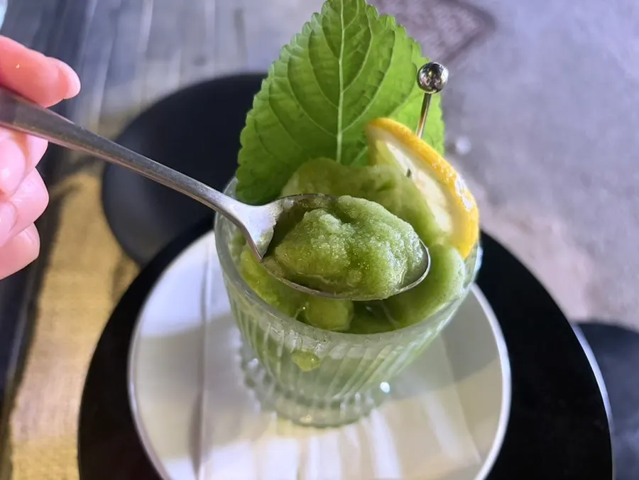 초록빛 깻잎 스무디 음료잔