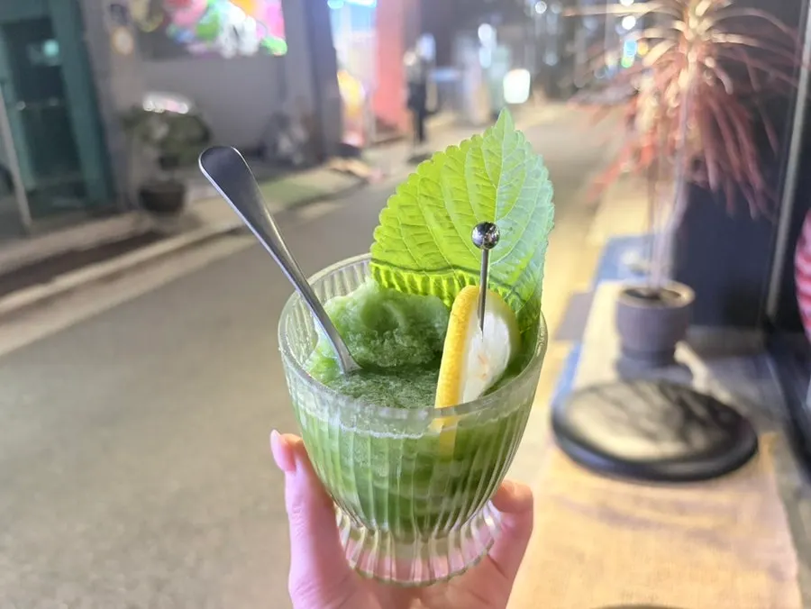 이리데센트 깻잎 스무디와 테이블 세팅