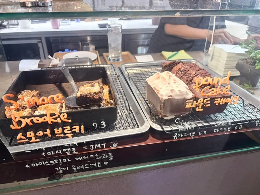 저녁 조명 아래 이리데센트 테이블