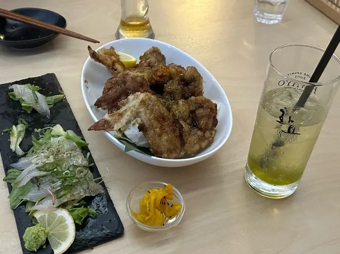 이로우 안주와 술이 놓인 테이블