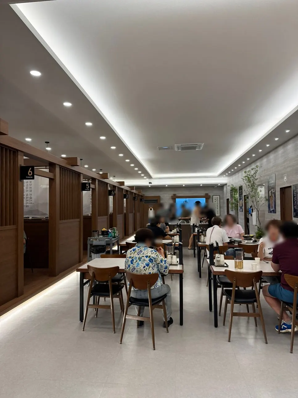 Persekitaran pintu masuk restoran Irojeong