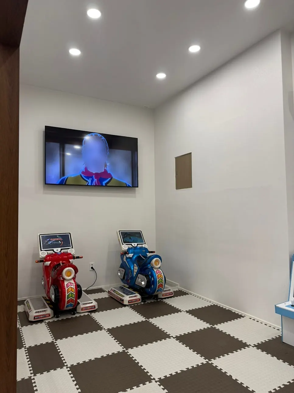 Bilik besar Irojeong dengan pintu dibuka untuk ruang lebih luas