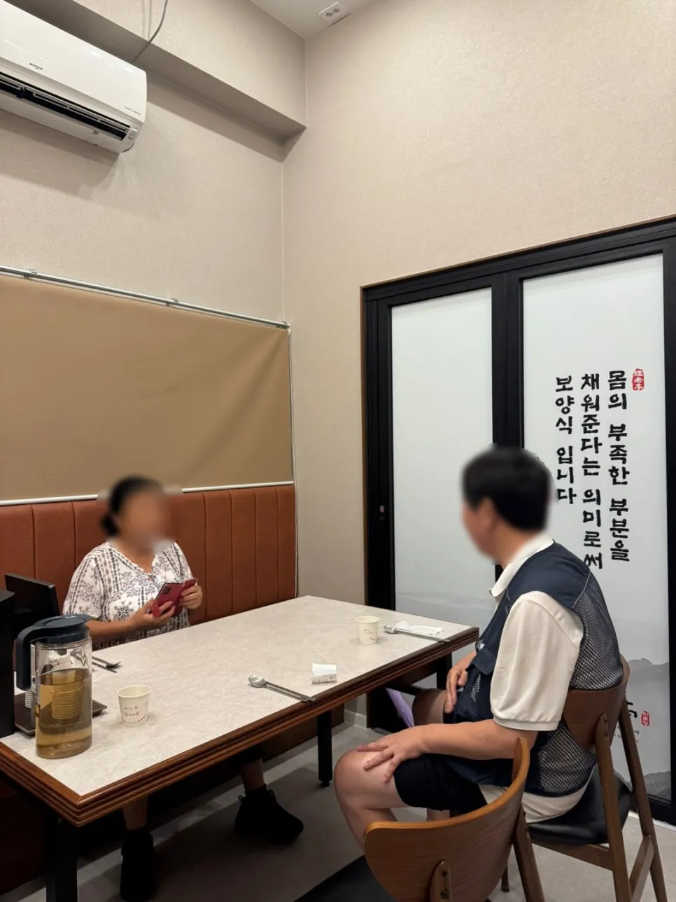 Self-serve bar Irojeong dengan lauk, tembikai dan nasi putih
