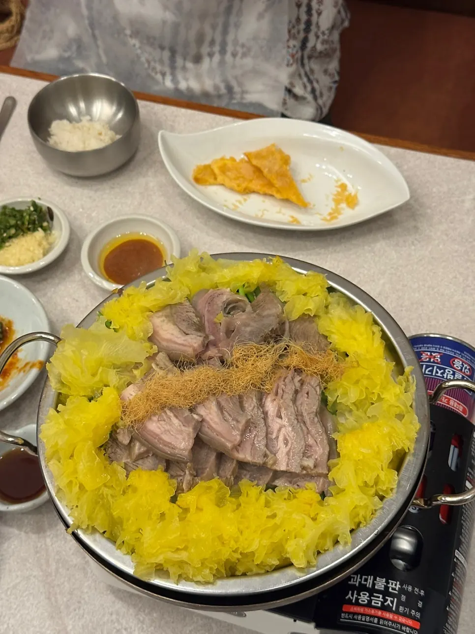 Set lauk sampingan Irojeong dengan japchae dan kkakdugi