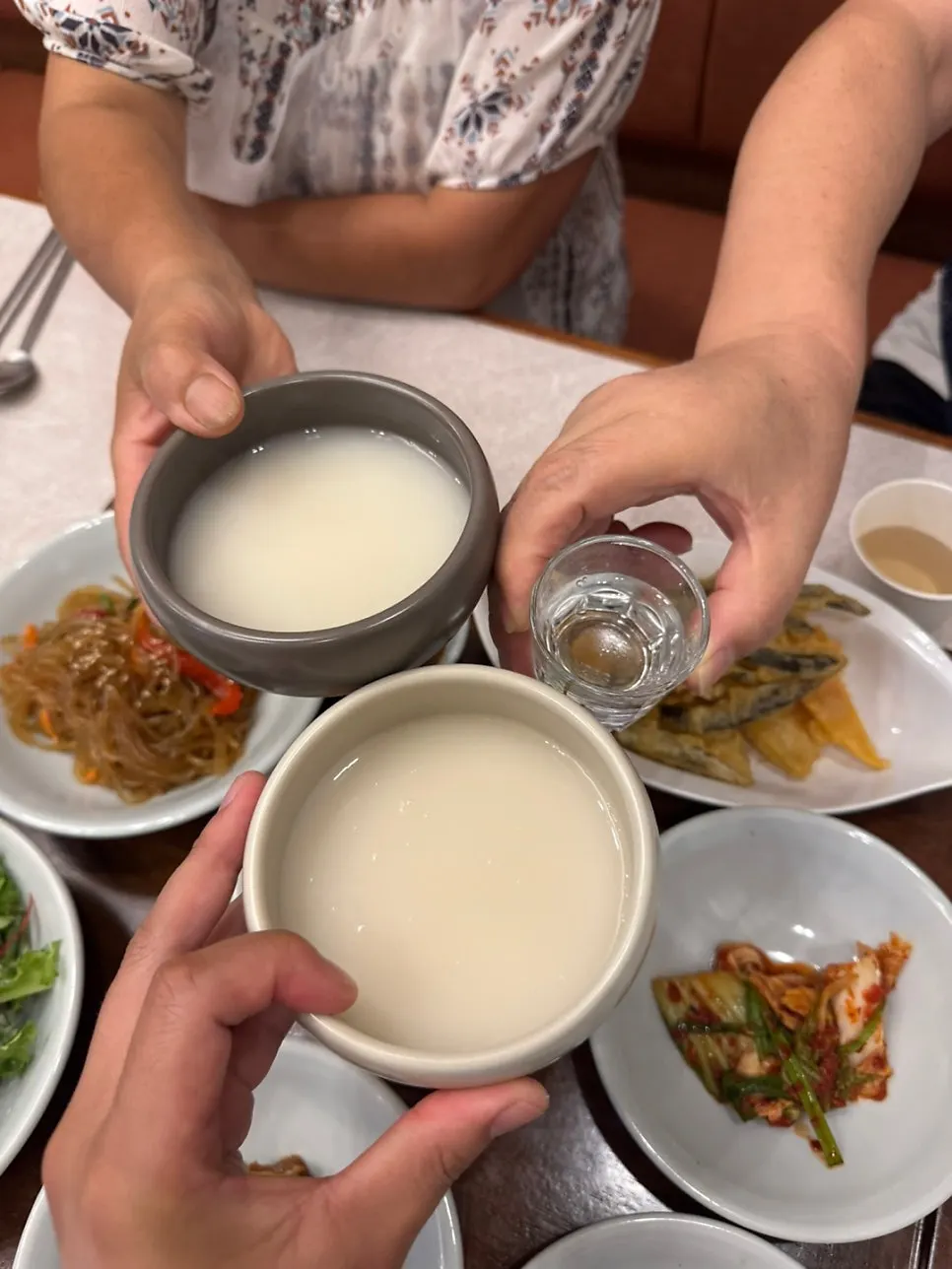 Gelas minuman diletak bersama suyuk
