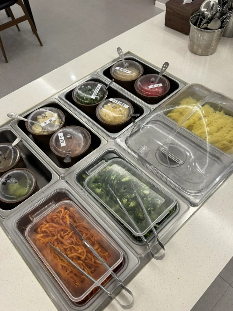 Shine Muscat grapes and side dishes at the self-serve bar