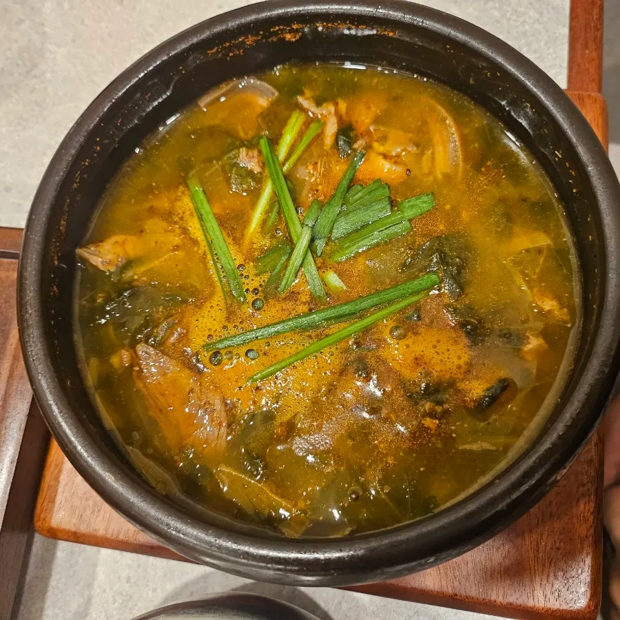 Braised pork (onsuyuk) served with basic side dishes