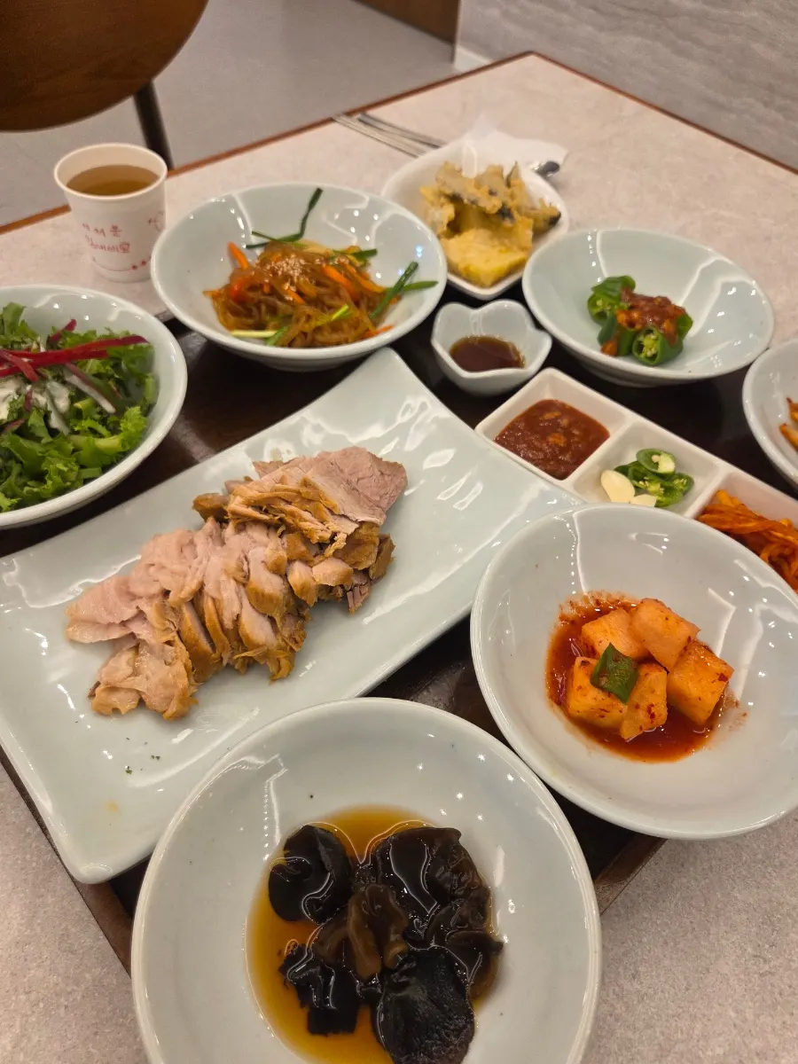 야들야들한 온수육 접시
