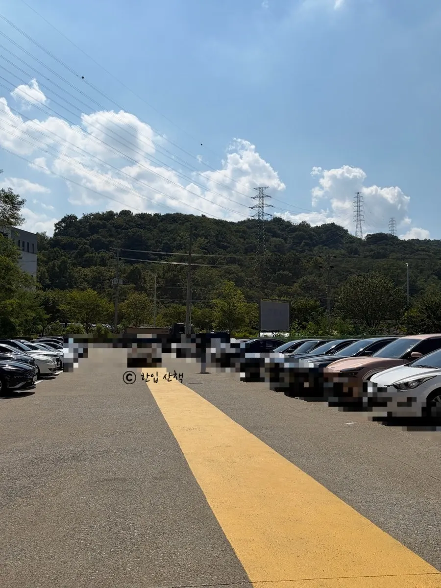 Irojeong parking lot where double-parking is managed by staff