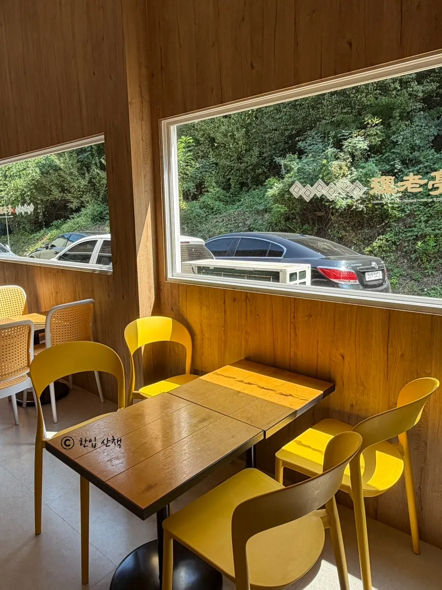 Seats to sit and wait in the waiting area