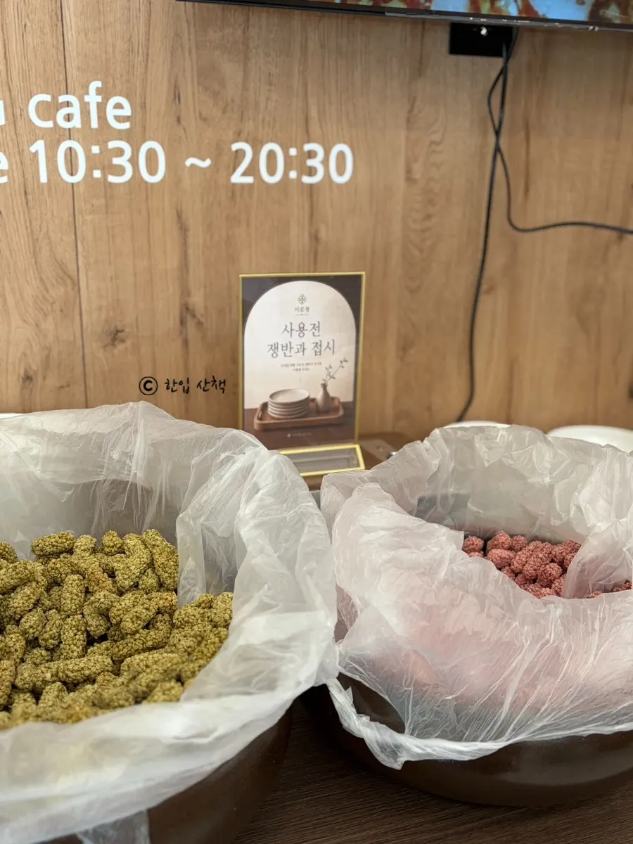 Gangjeong snacks prepared in the waiting area