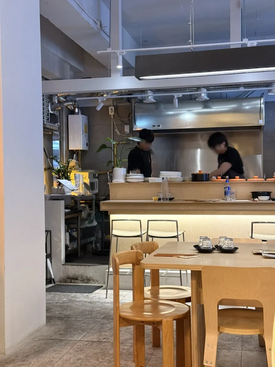 셰프 조리 과정을 볼 수 있는 이로우 바 테이블