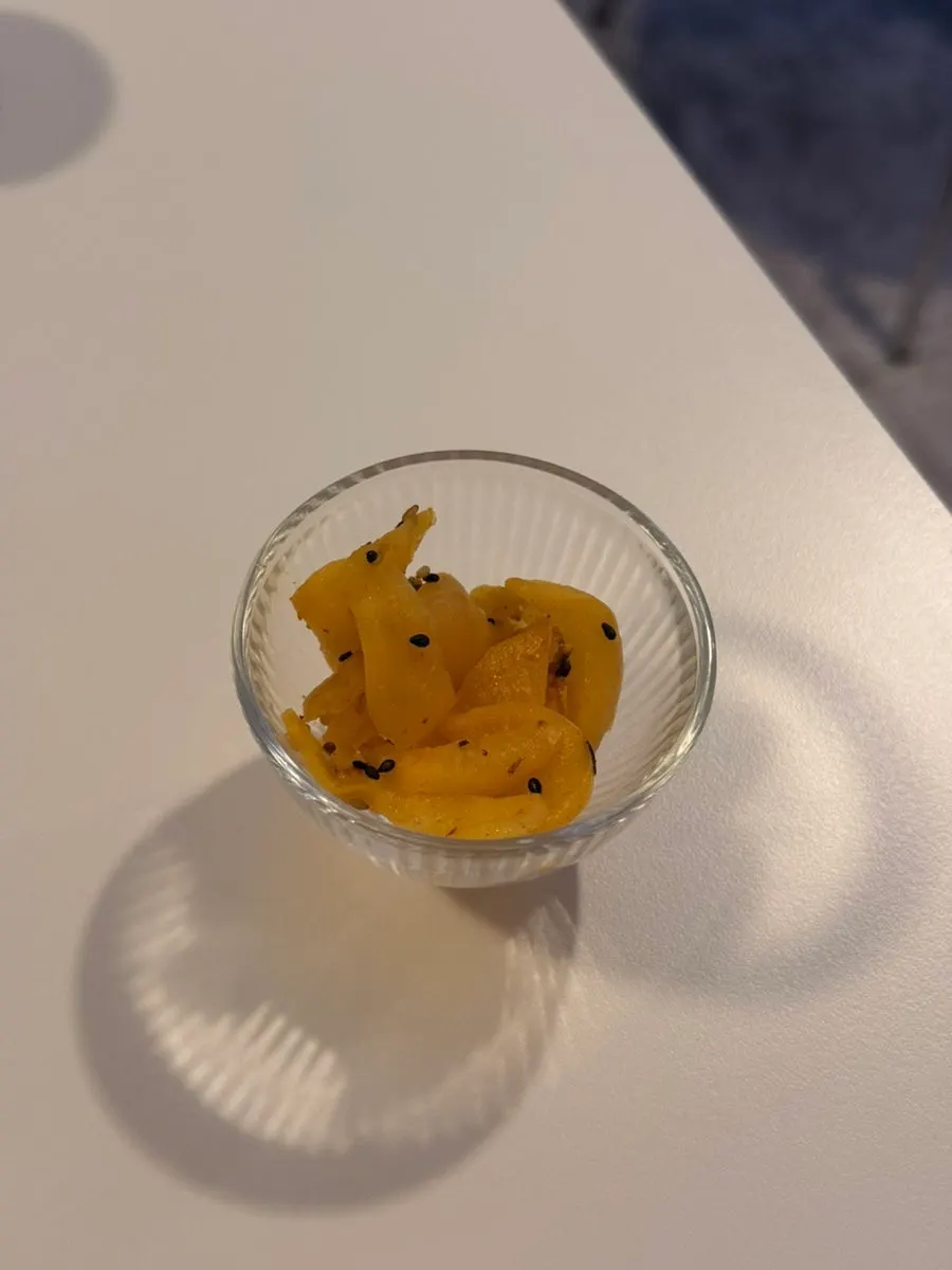 가쓰오부시를 올린 기본안주 단무지무침