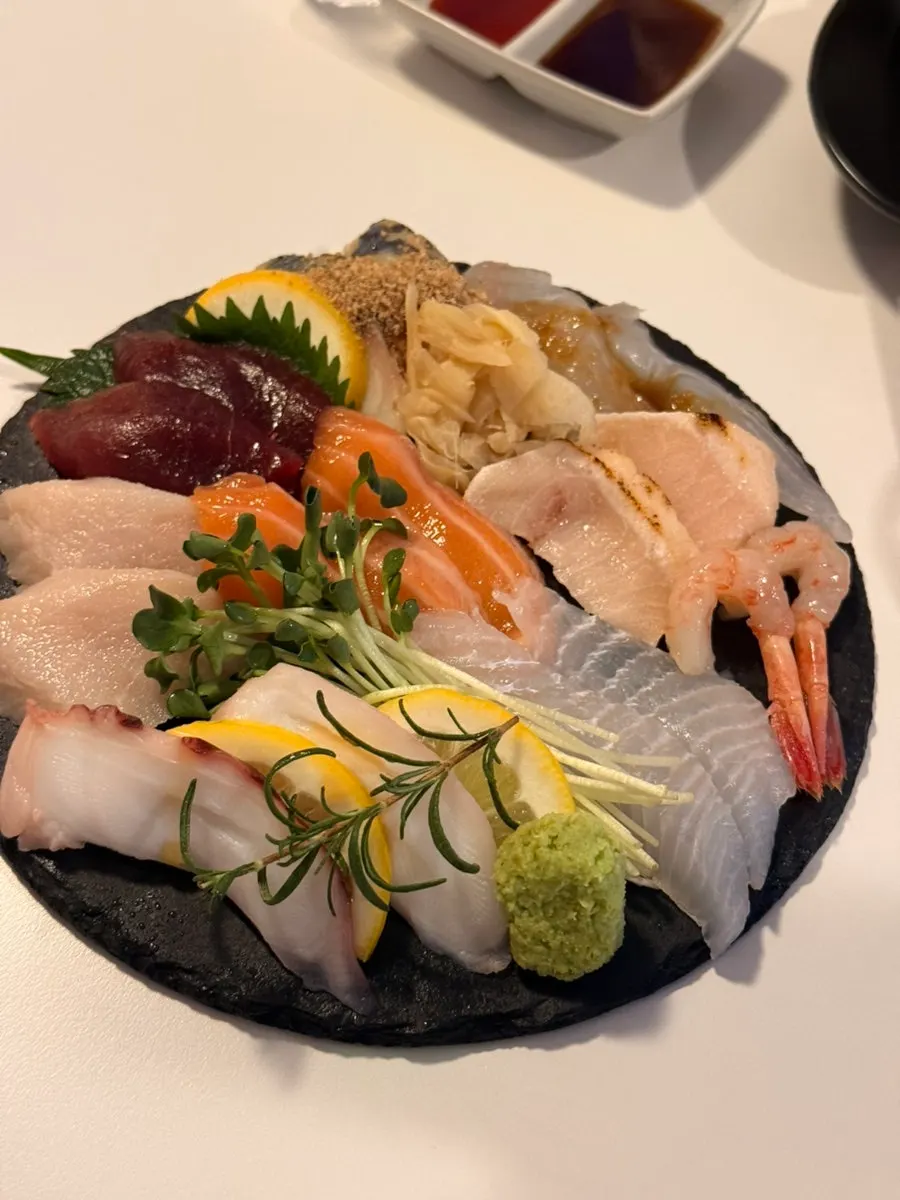 소반 위에 꽃처럼 차려진 사시미 플레이트