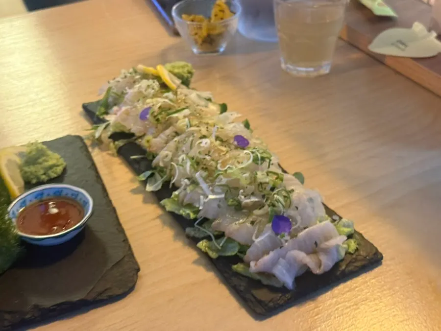 채소와 레몬을 올린 광어 카르파치오