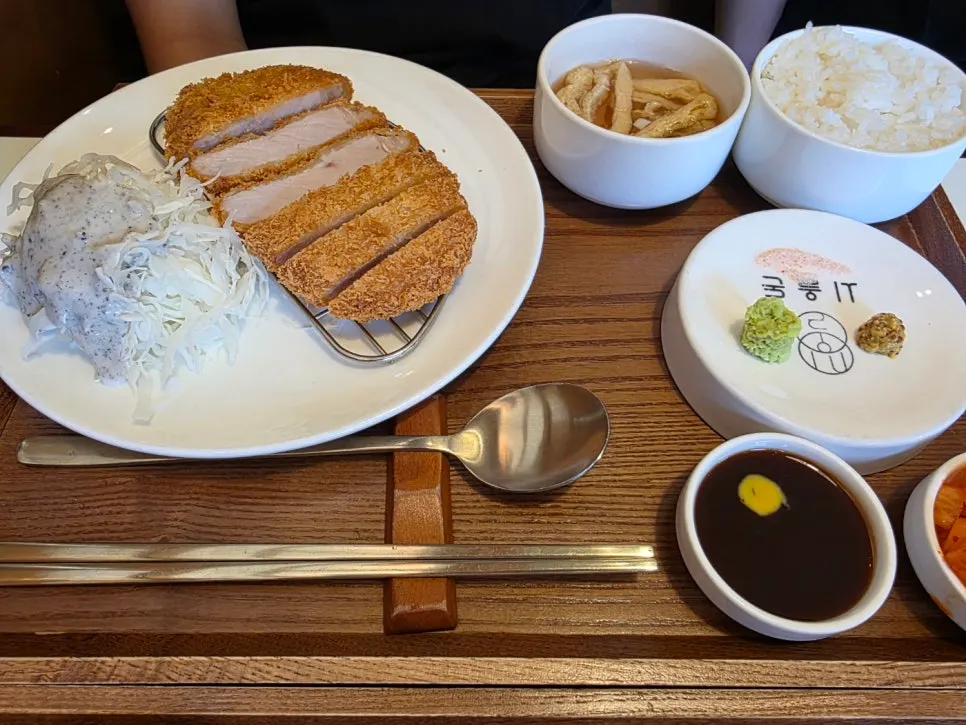 Rosy-pink tenderloin cutlet cross section