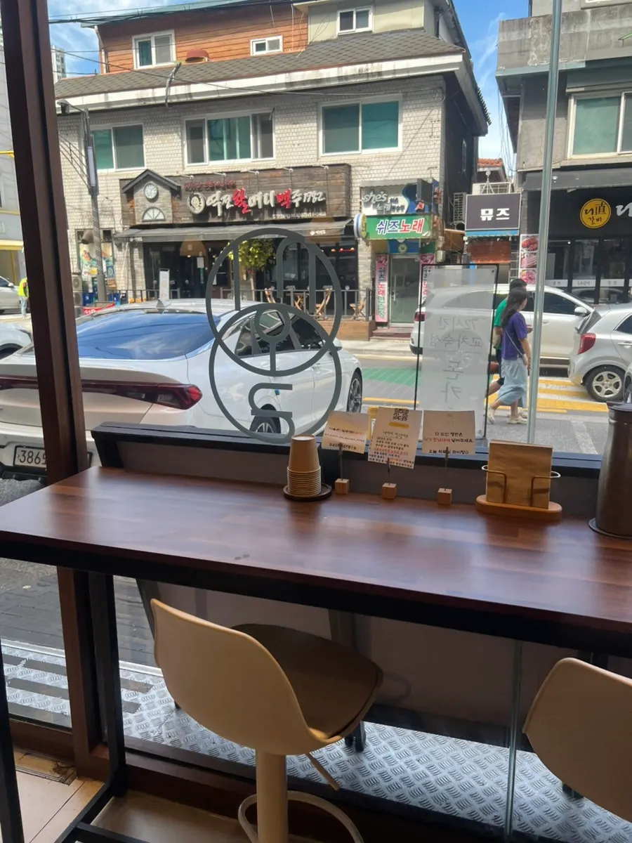 입구 주변 대표 메뉴 포스터와 안내판
