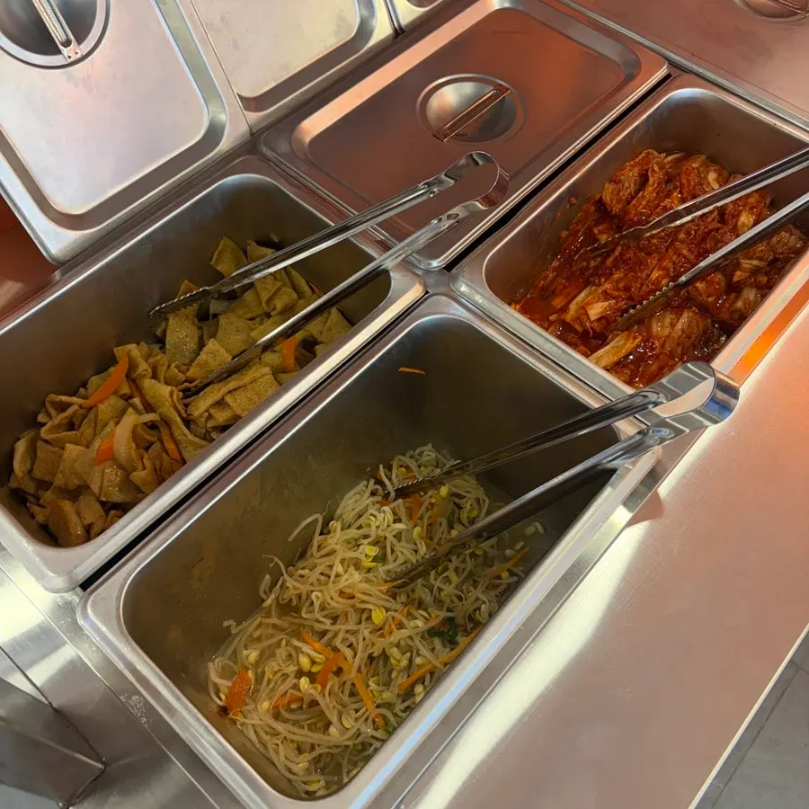 정갈하게 정리된 반찬 통