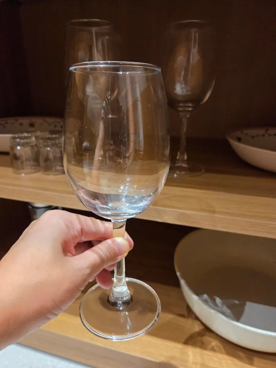 커피포트가 놓인 주방 조리대