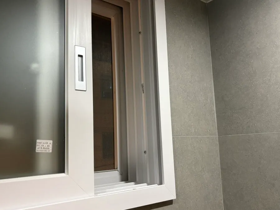 큰 창문이 있는 욕실과 감성 소품