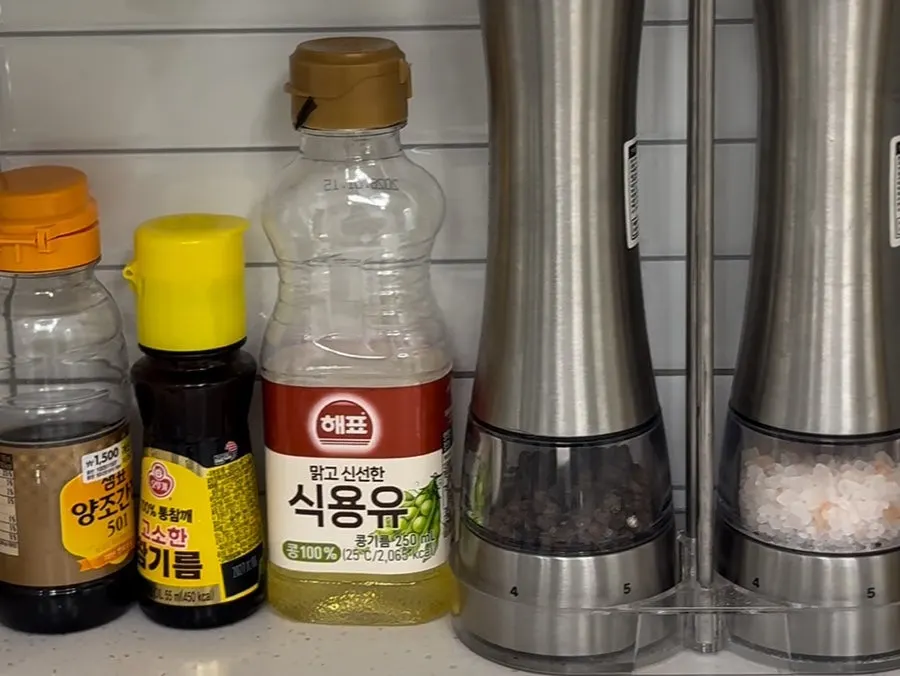 각종 양념류와 식용유가 비치된 조리대