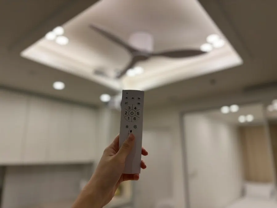 객실 천장에 설치된 실링팬