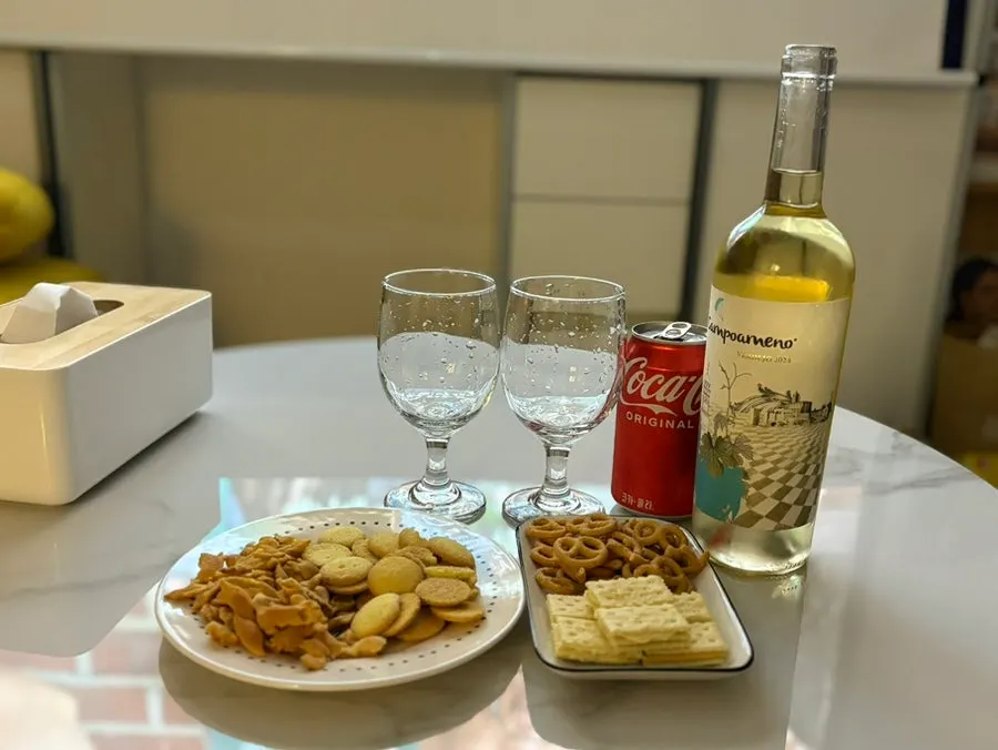 숙소 식기에 담은 편의점 과자 와인 안주