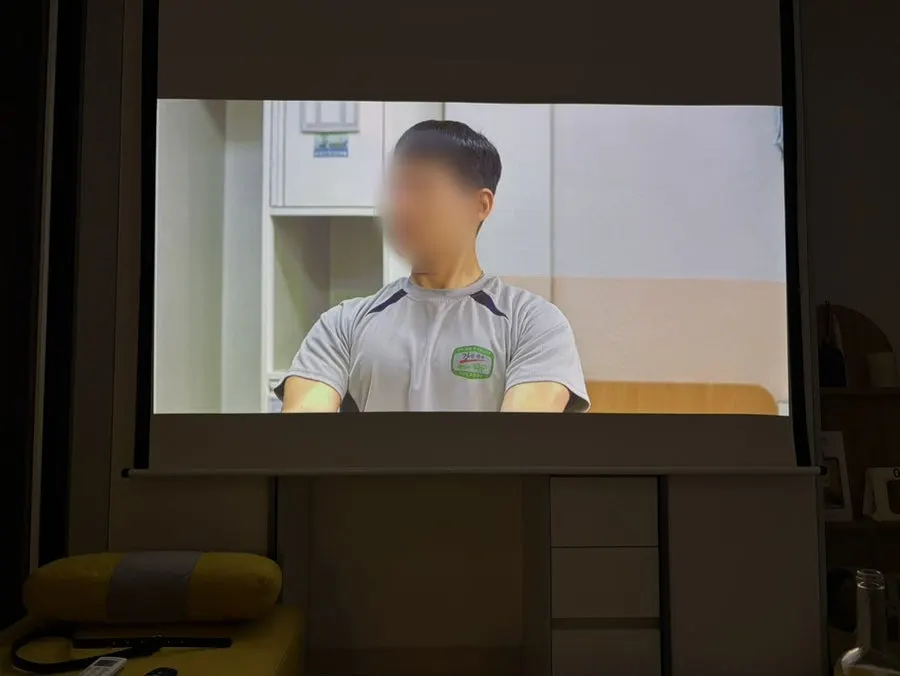 빔프로젝터로 드라마를 보며 마무리하는 밤