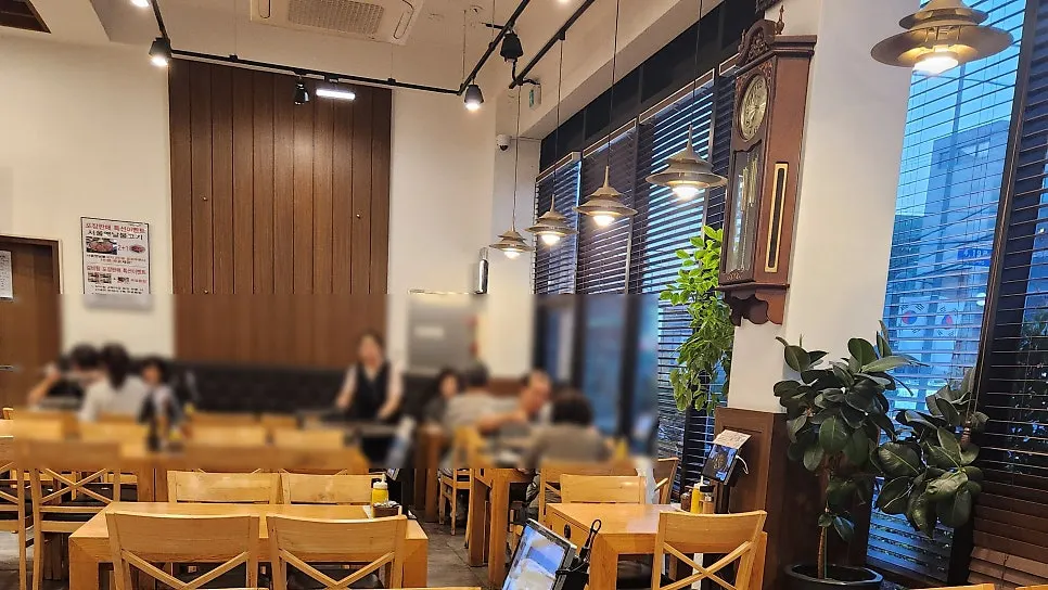 Bright, tidy interior of Iseol Myeonok