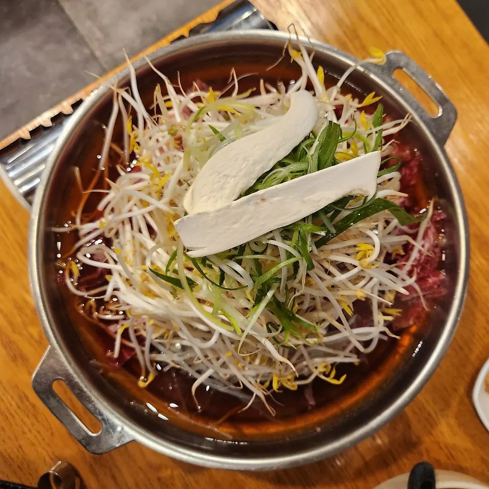 Seoul-style old-fashioned bulgogi piled high with bean sprouts
