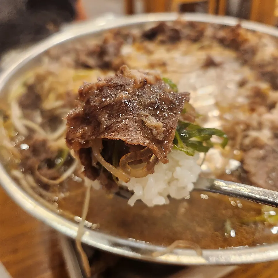 A bowl of rice eaten together with bulgogi