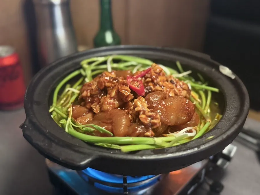 Algoni Jjamppong Tang served with udon noodles